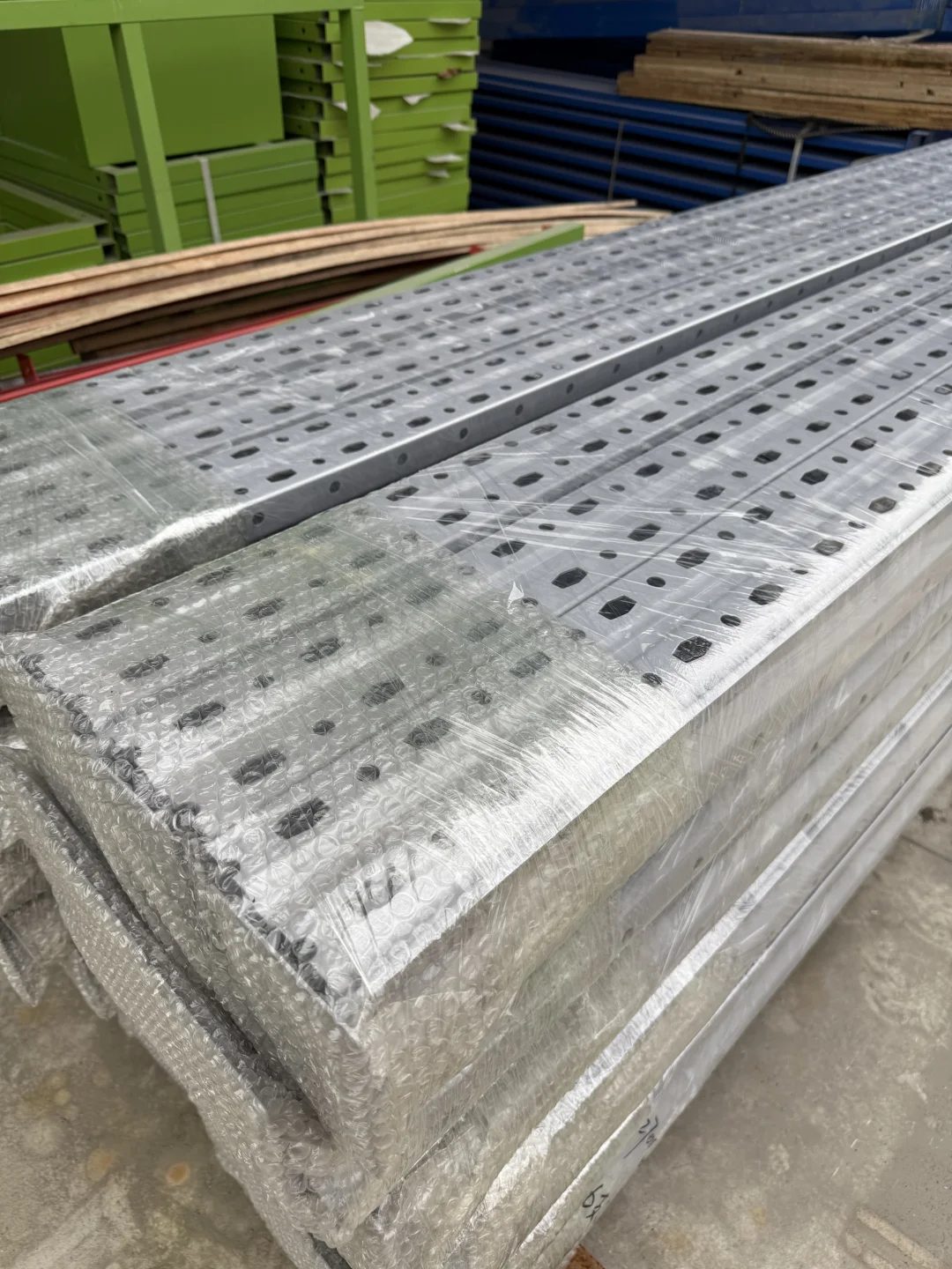 仓储货架工厂舍得投资设备才能做出更好产品