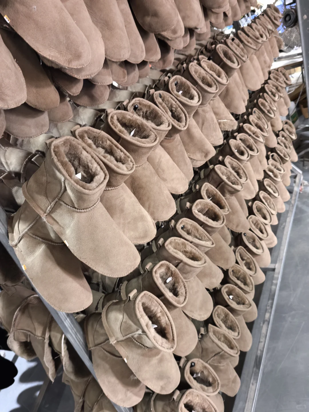 车间中正在出的 半成品雪地靴