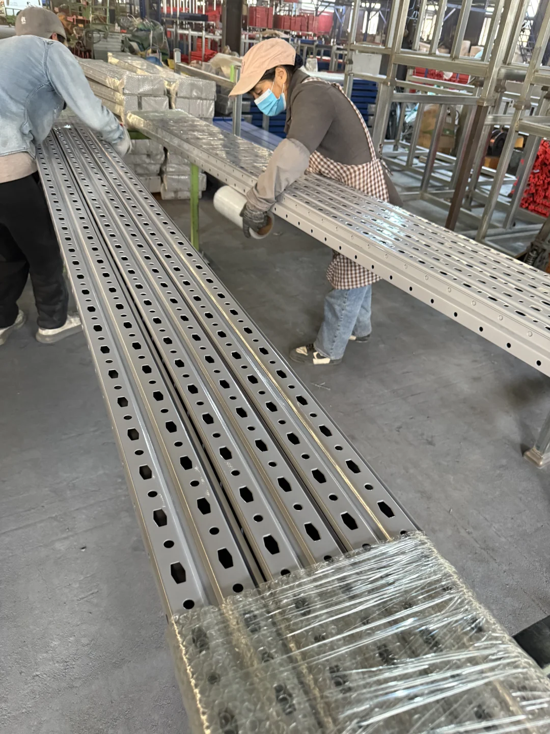 仓储货架工厂舍得投资设备才能做出更好产品