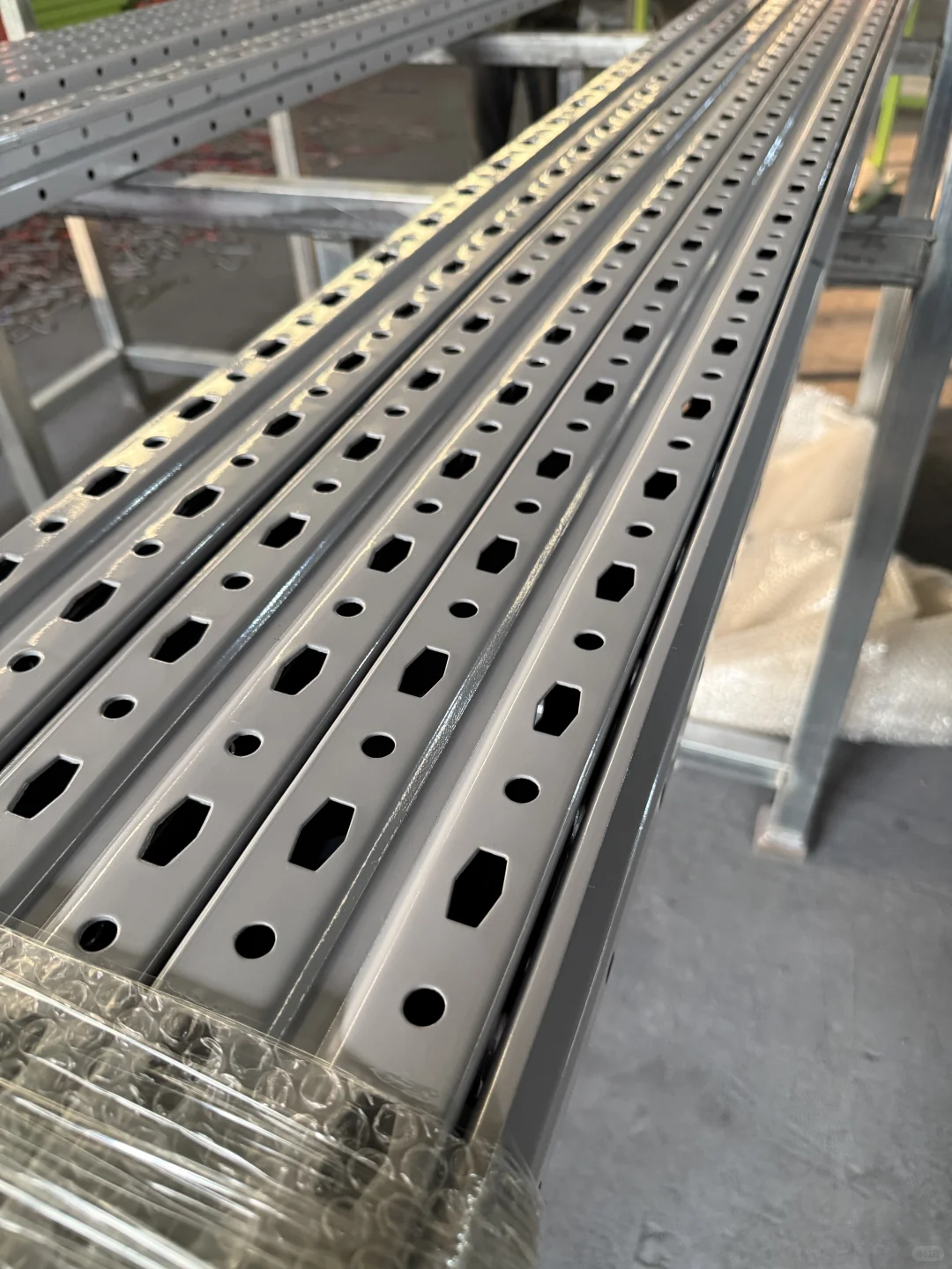 仓储货架工厂舍得投资设备才能做出更好产品