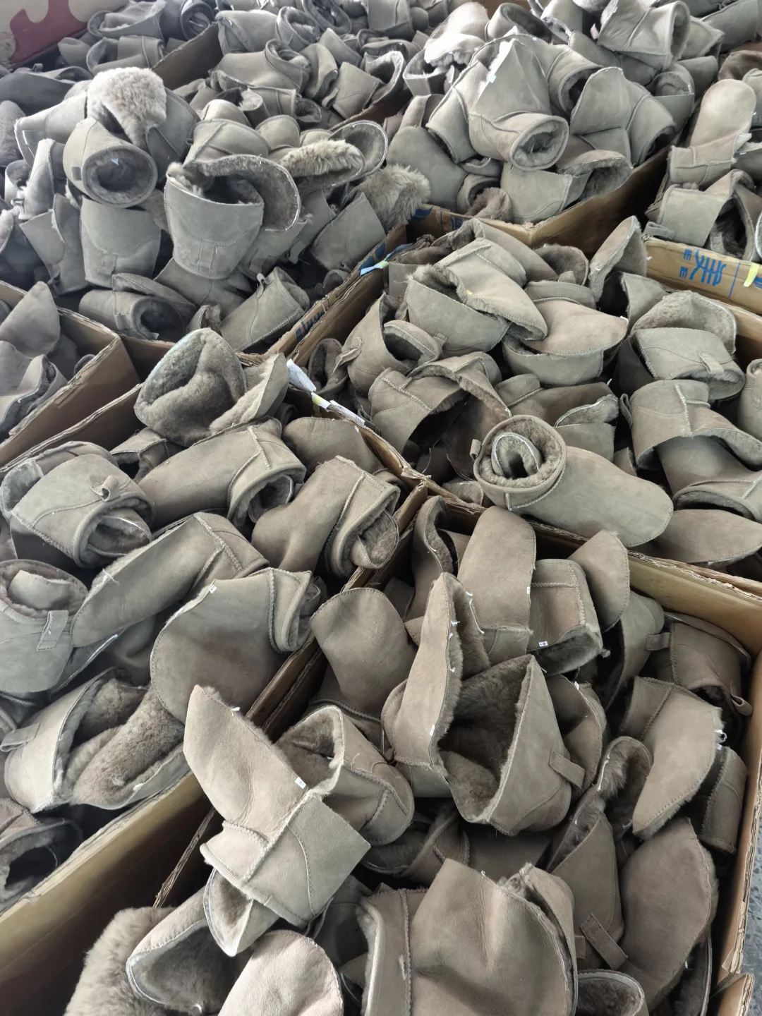 车间中正在出的 半成品雪地靴