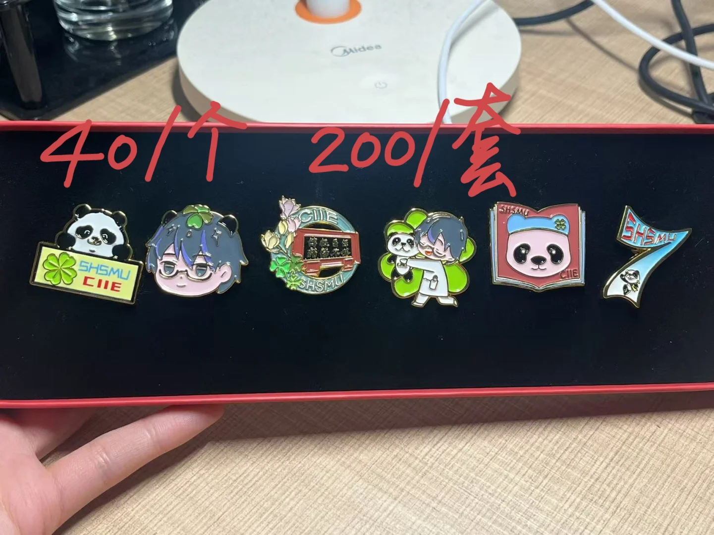 出高校进博会徽章