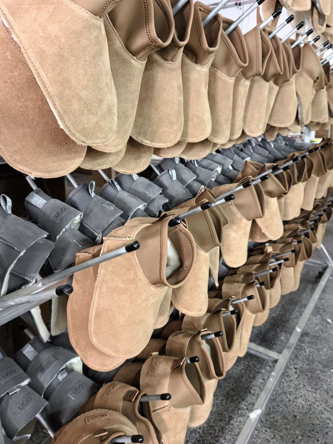 车间中正在出的 半成品雪地靴