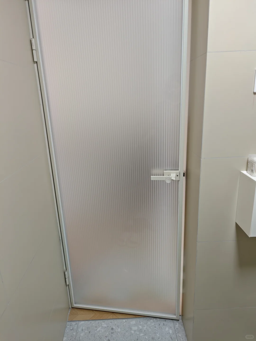 看我6百装的磨砂白玻璃门