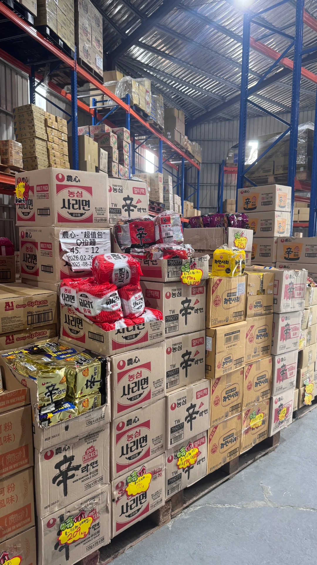 桃園 ⦚ 擼貓買零食? 一堆泡麵飲料隨便挑！