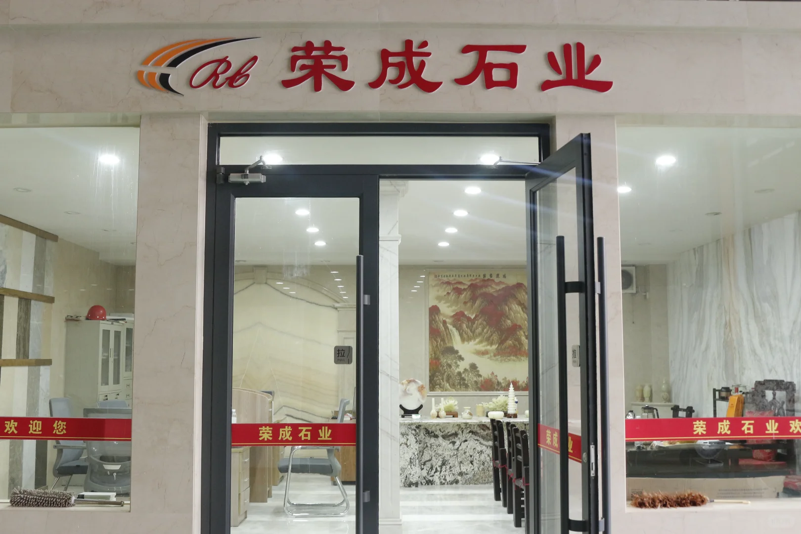 挖到宝? 这家石材店把自然搬进了展厅