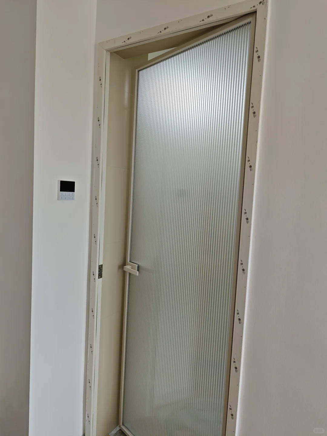 看我6百装的磨砂白玻璃门