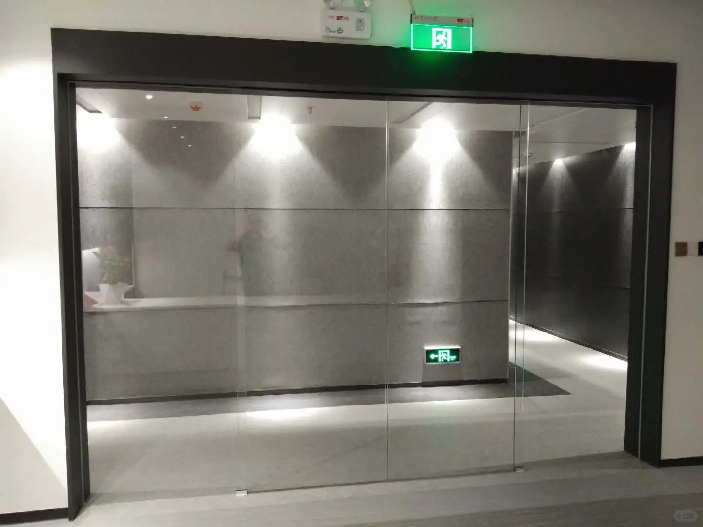 海珠区自动感应玻璃门停电报价