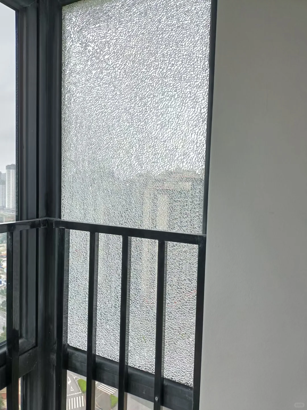 两片玻璃自爆，师傅报价1400，贵吗