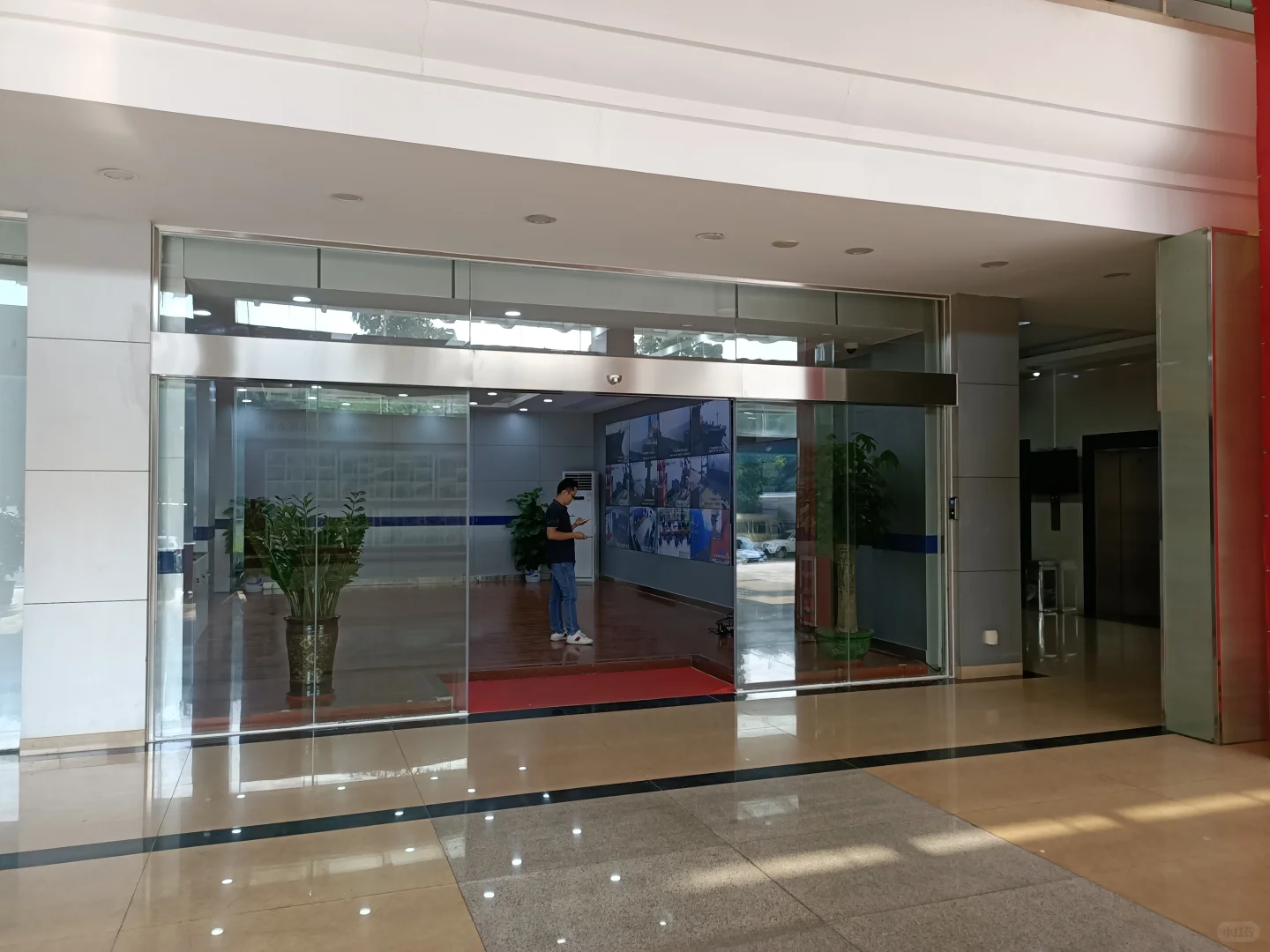 海珠区自动感应玻璃门停电报价