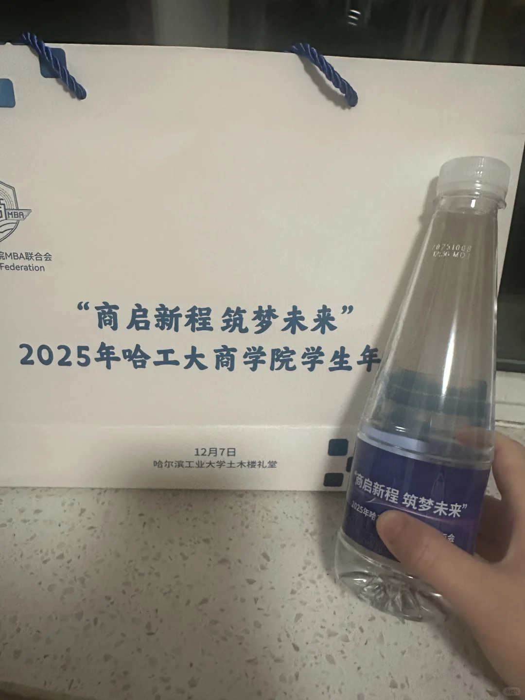 天！我发现哈工大的路灯会投校徽！?