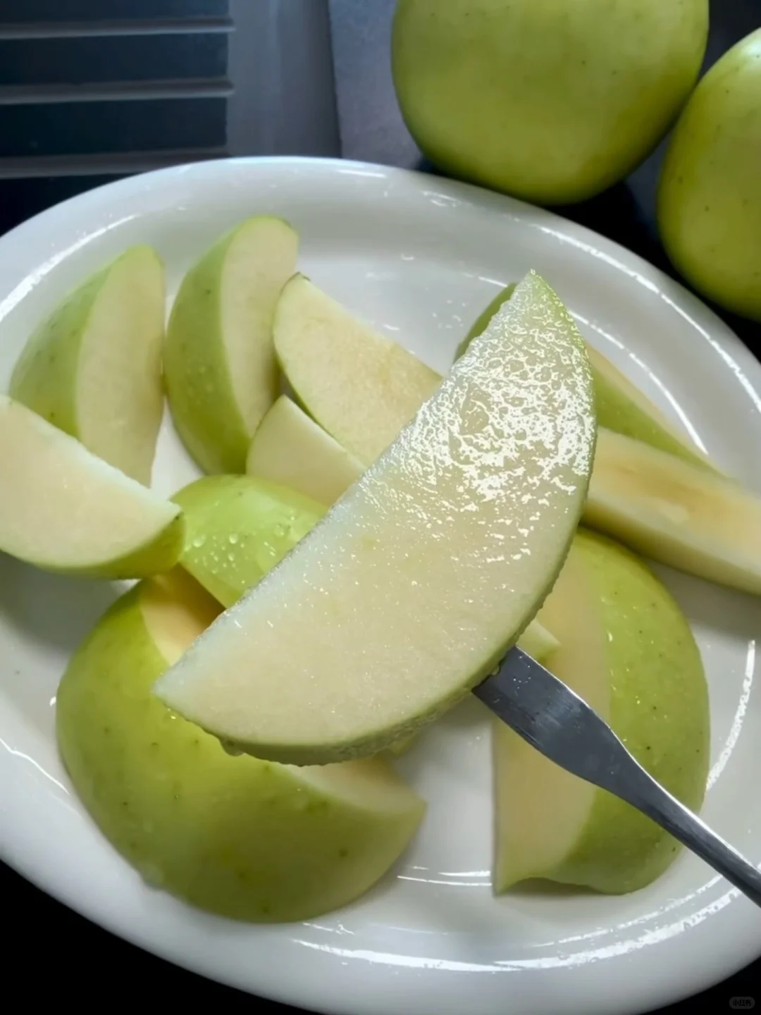 自家青苹果成熟啦，酸甜脆爽一口解腻