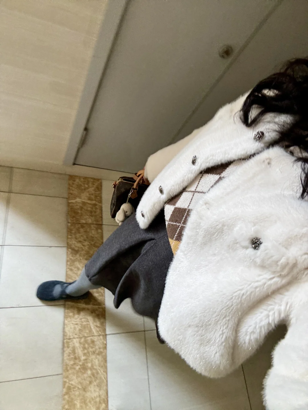 妈妈姐的今日穿搭，毛绒绒上衣➕灰色毛呢裙