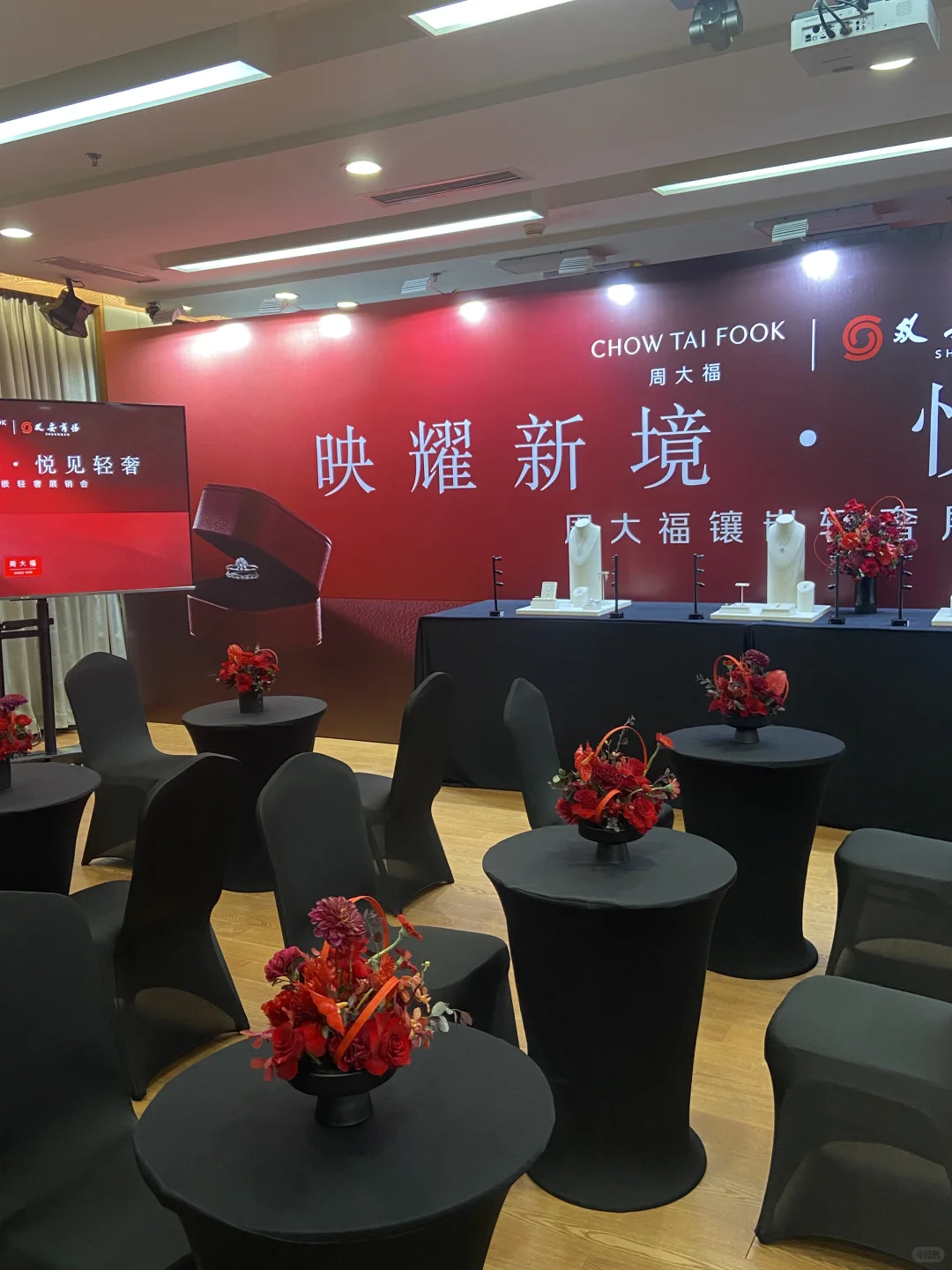 “周大福轻奢展销会”活动桌花｜天津北京花店