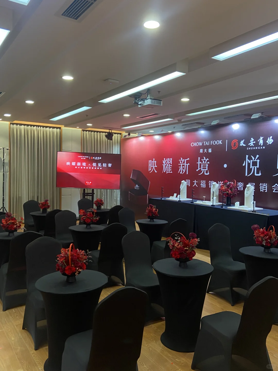 “周大福轻奢展销会”活动桌花｜天津北京花店