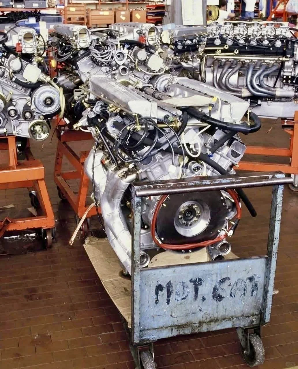 很喜欢看这种80年代的兰博基尼老工厂生产线