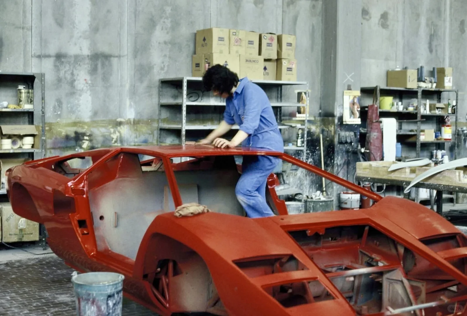 很喜欢看这种80年代的兰博基尼老工厂生产线