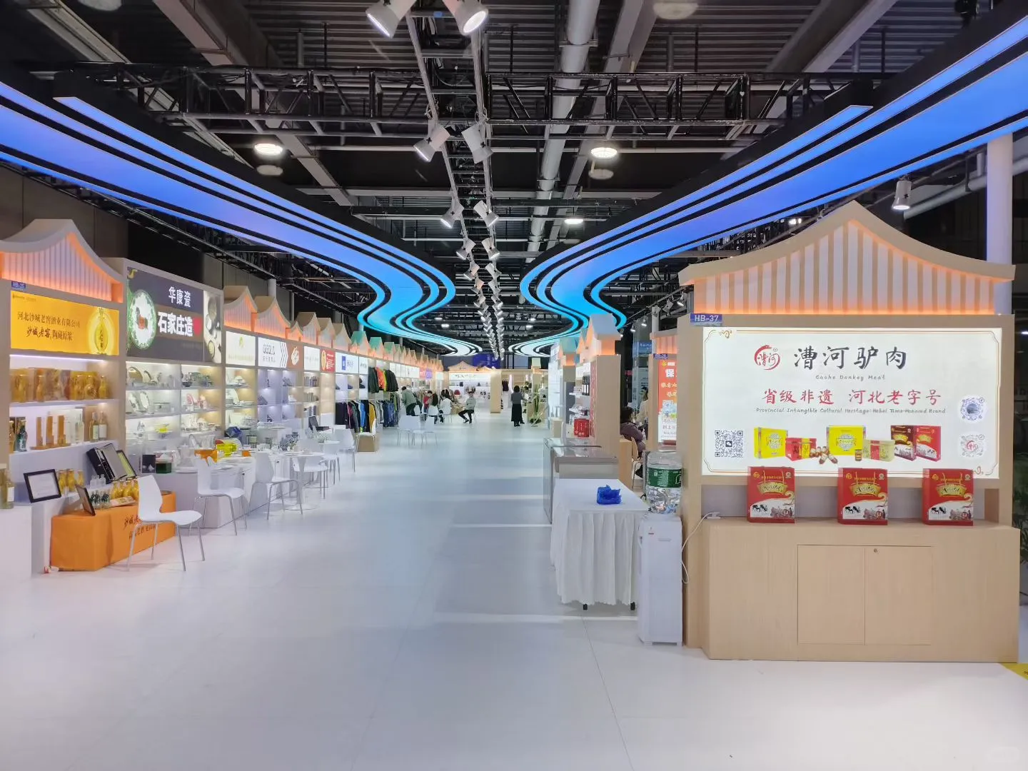 进博会C位!河北展团500平原木白展台美哭了