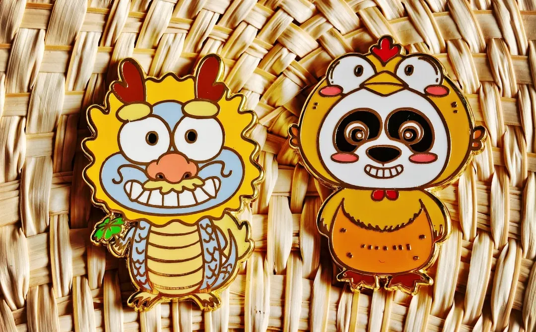 进博会“卧龙凤雏”徽章