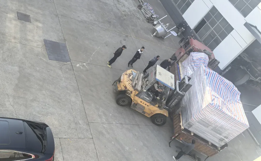 纯净水生产线矿泉水生产线装车发货