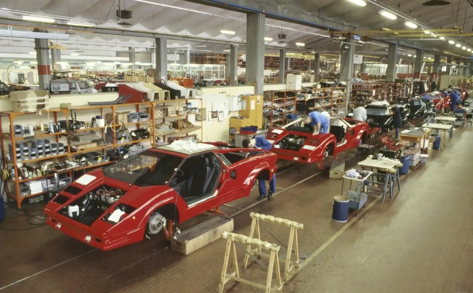 很喜欢看这种80年代的兰博基尼老工厂生产线