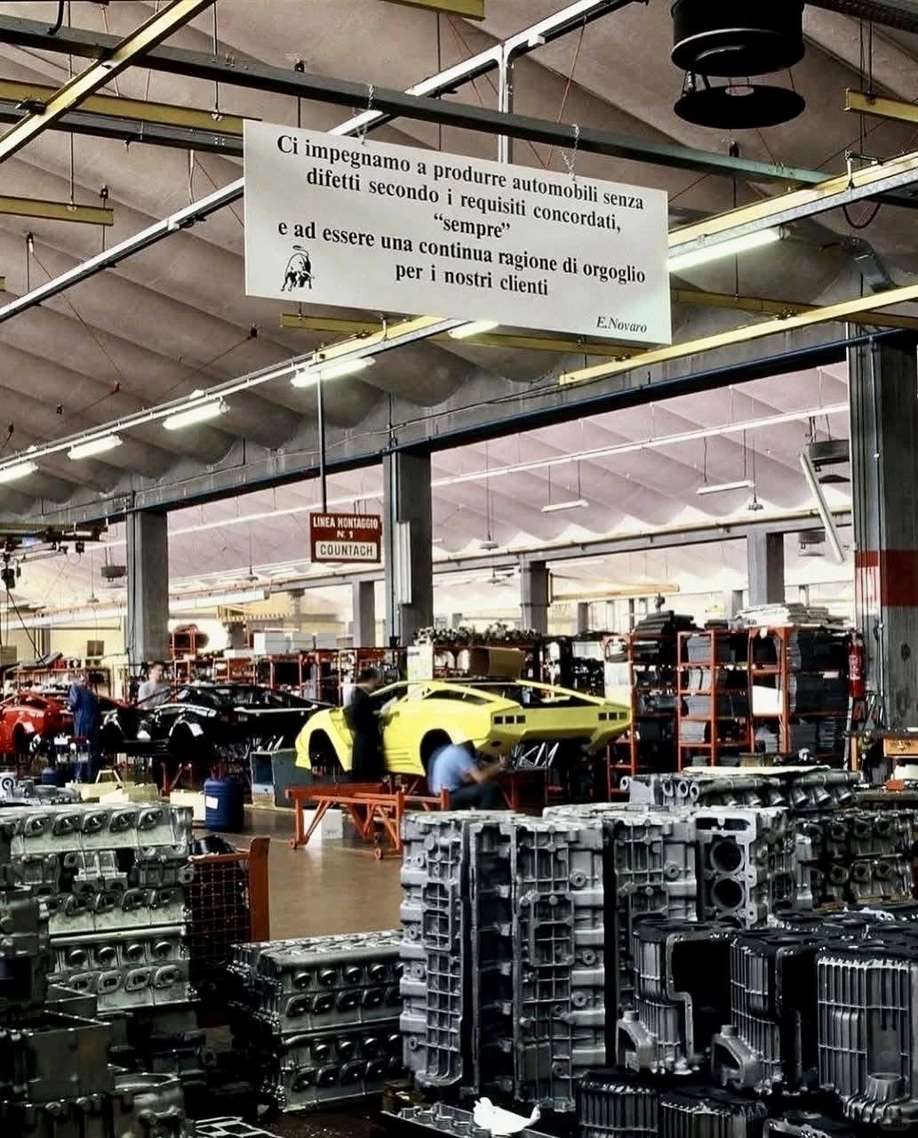 很喜欢看这种80年代的兰博基尼老工厂生产线