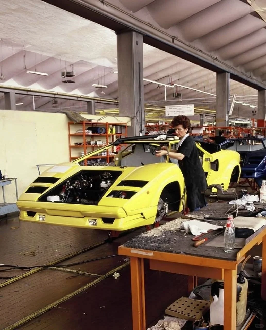 很喜欢看这种80年代的兰博基尼老工厂生产线