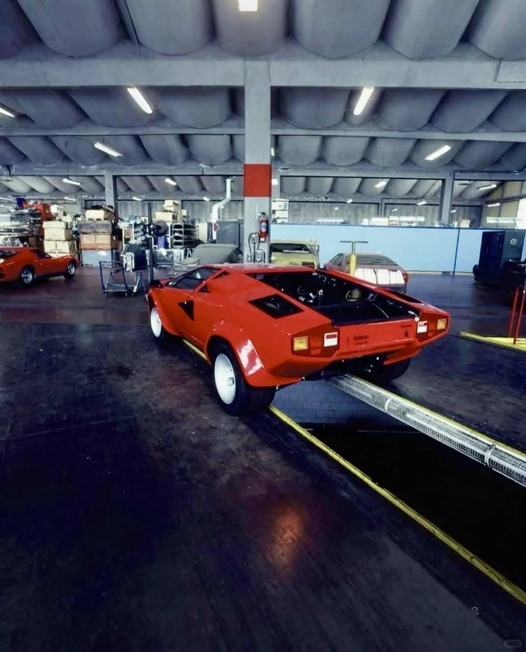 很喜欢看这种80年代的兰博基尼老工厂生产线