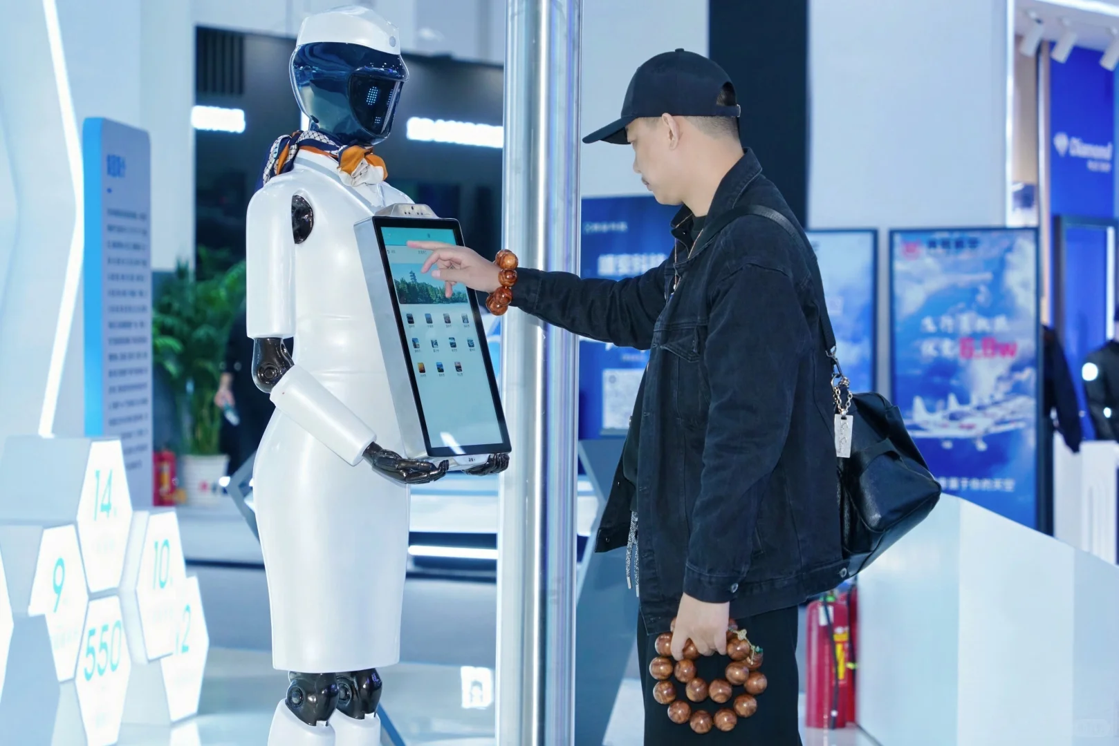 今日要闻：怎么展会里都是男摄