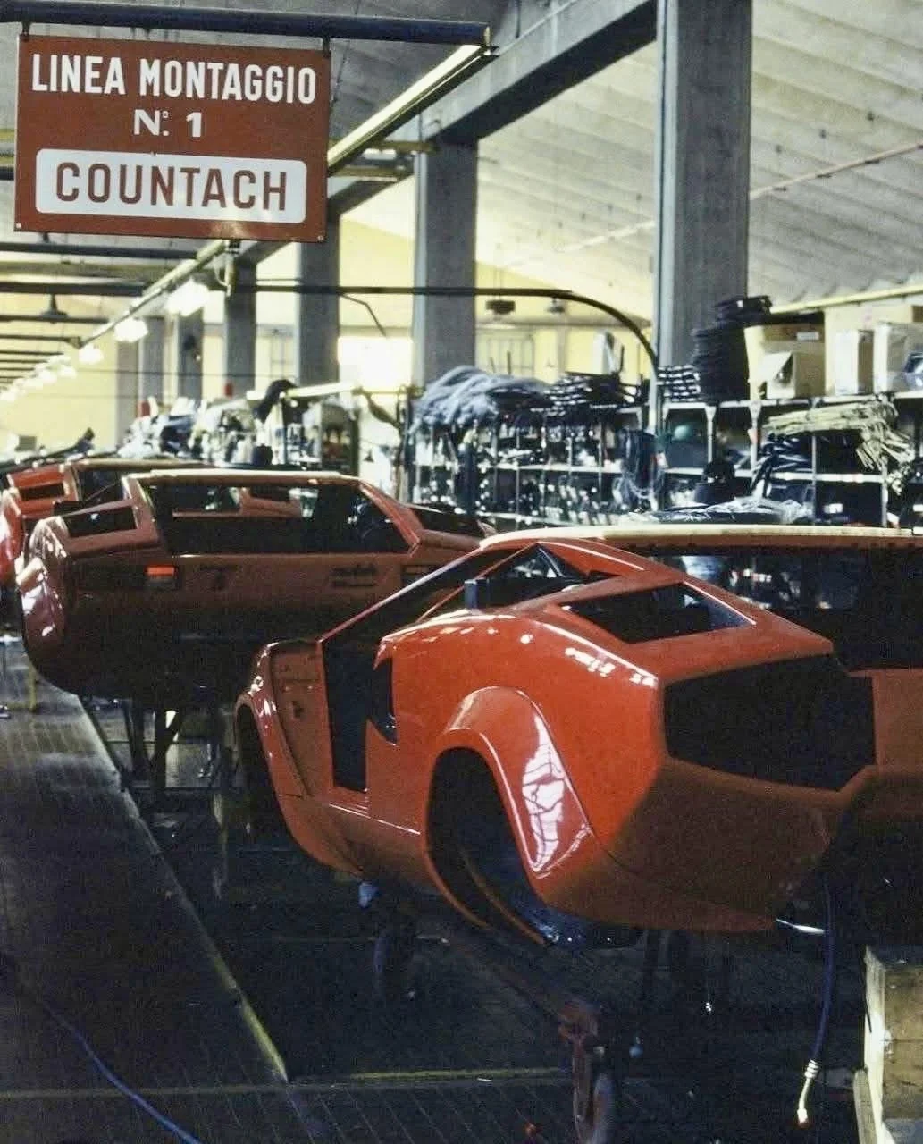 很喜欢看这种80年代的兰博基尼老工厂生产线