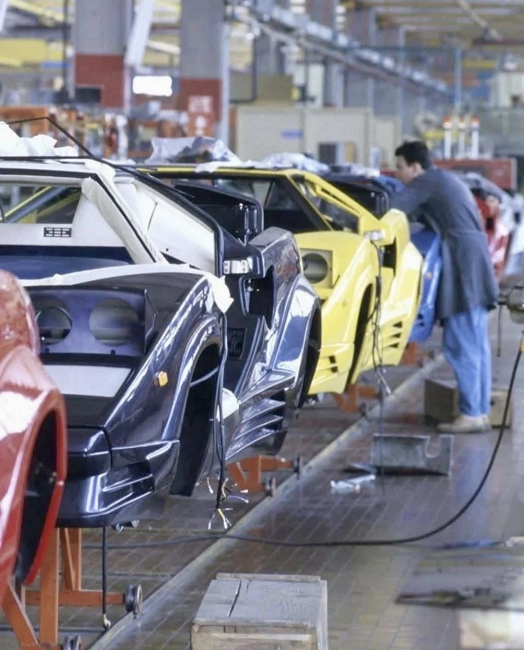 很喜欢看这种80年代的兰博基尼老工厂生产线