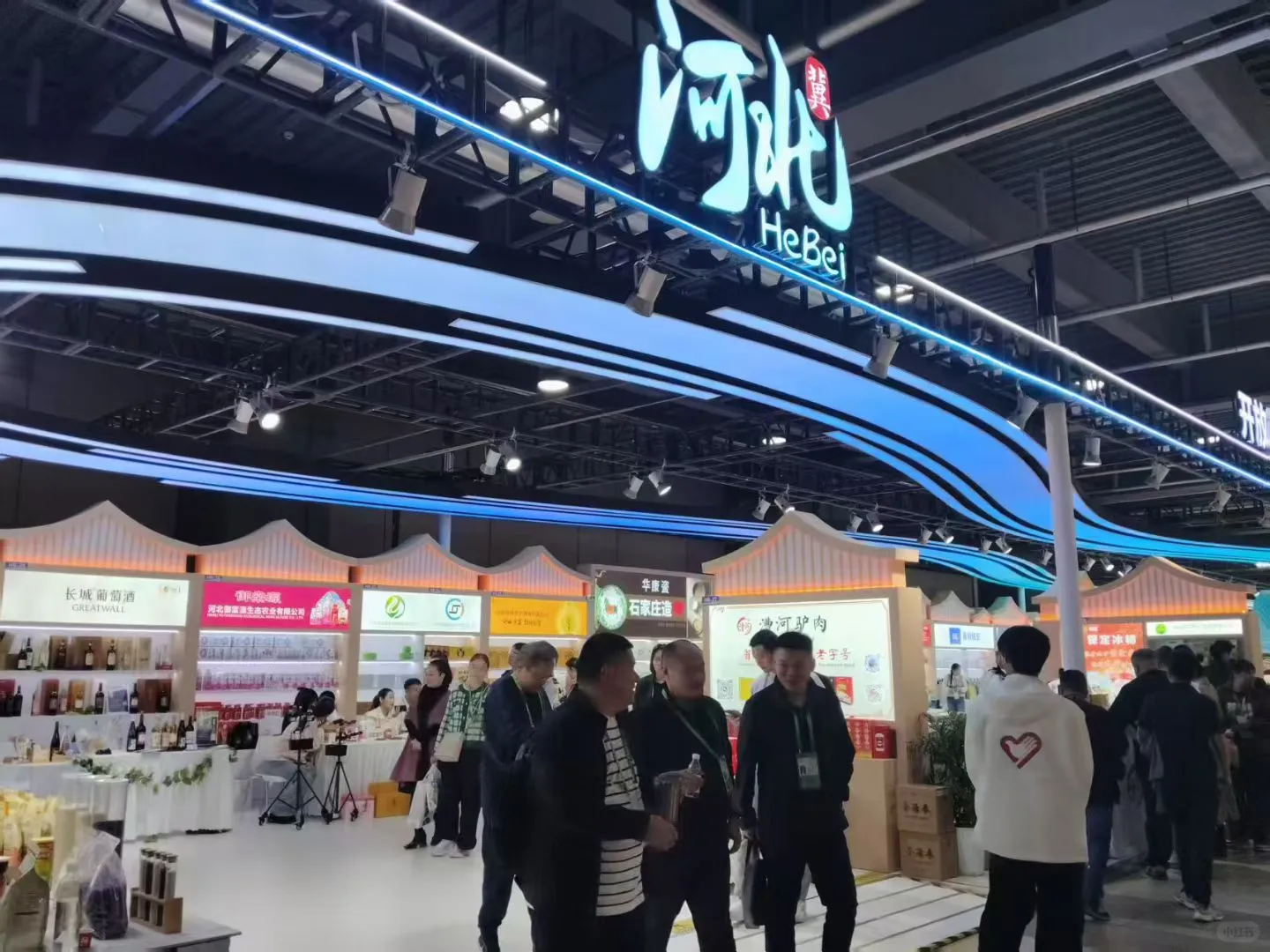 进博会C位!河北展团500平原木白展台美哭了