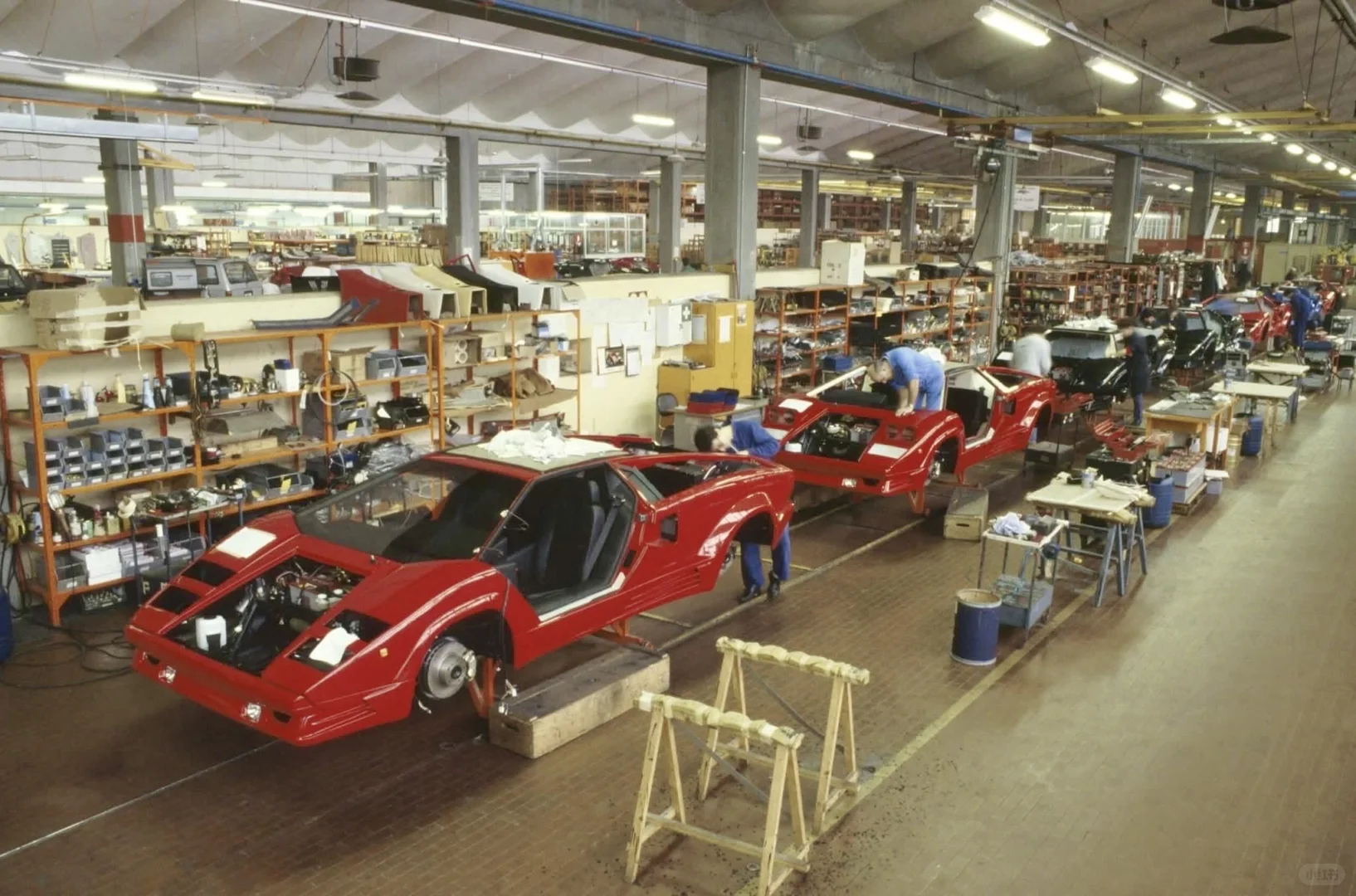 很喜欢看这种80年代的兰博基尼老工厂生产线