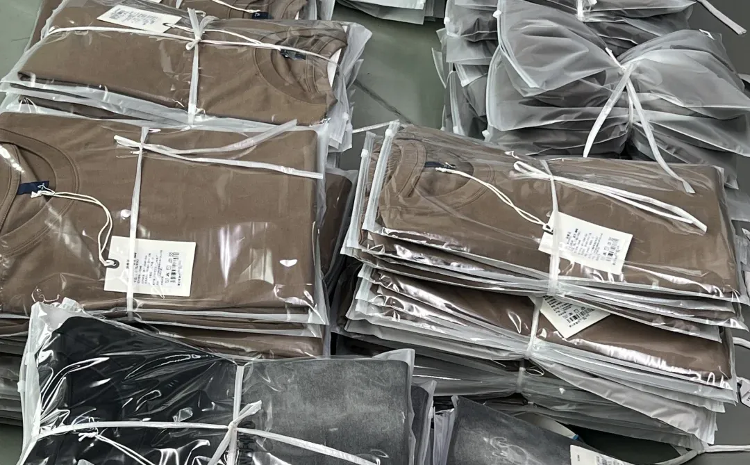 专接中高端服装，精品小单快反，一件打版。