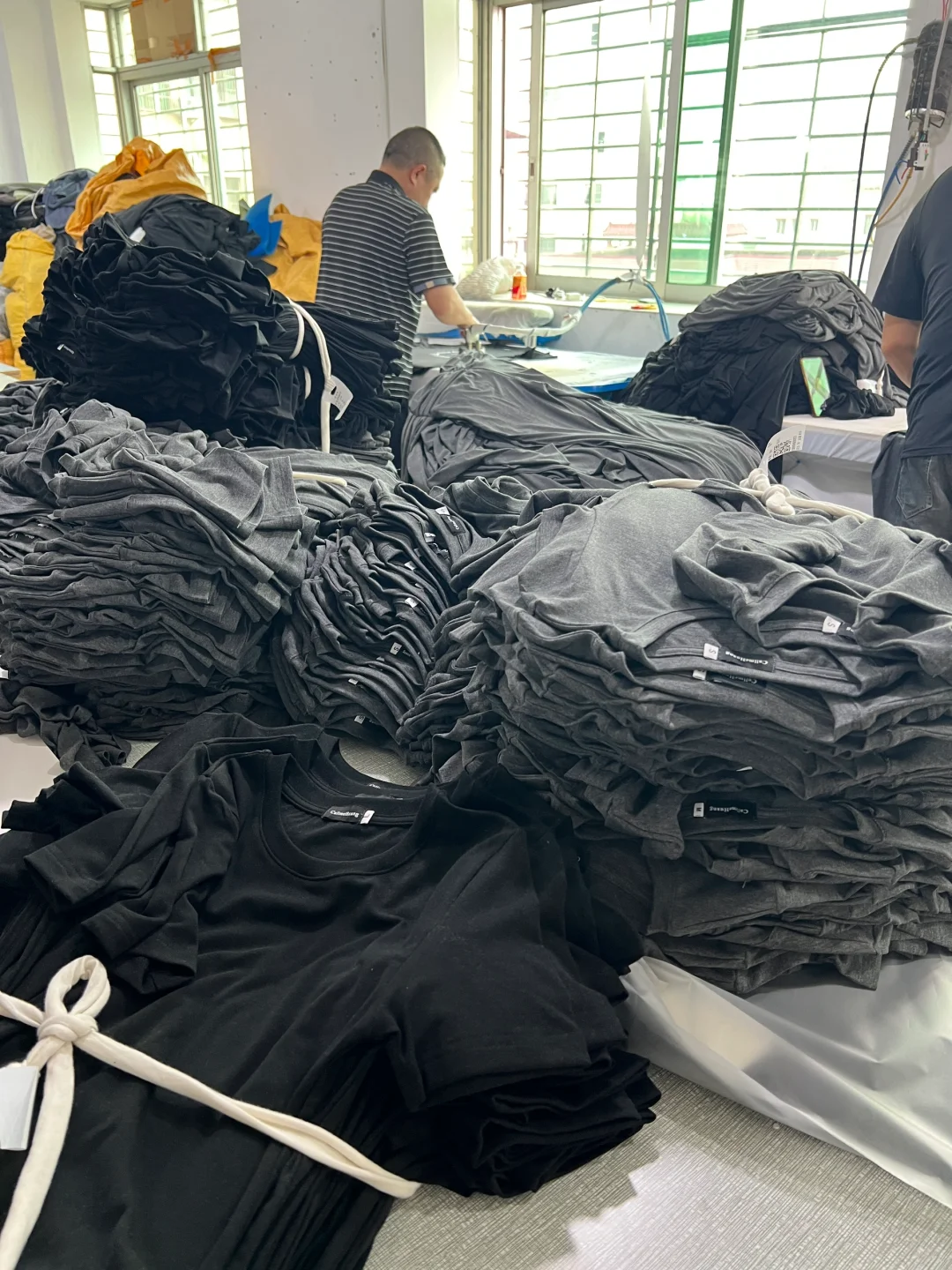 专接中高端服装，精品小单快反，一件打版。