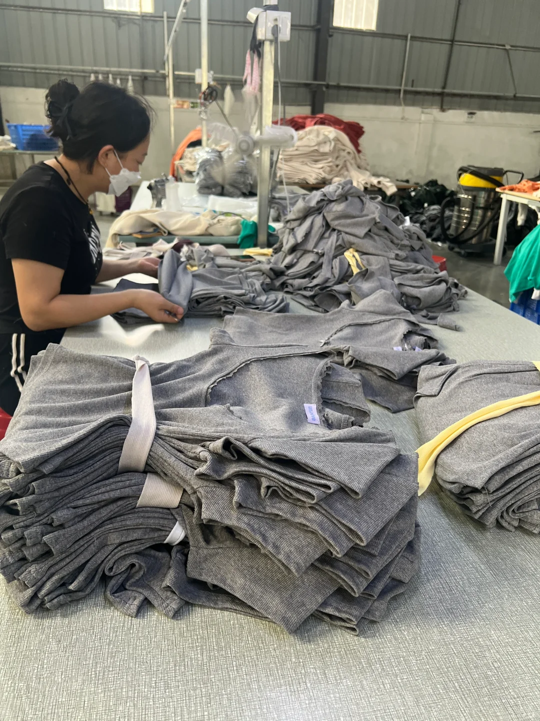 专接中高端服装，精品小单快反，一件打版。