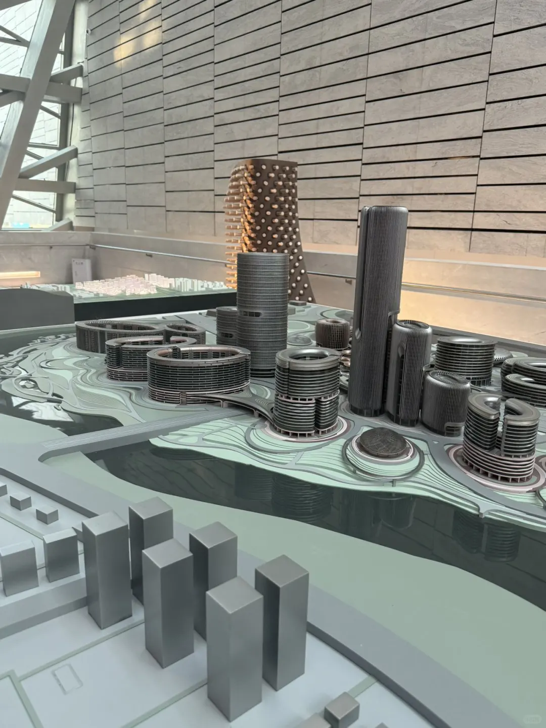 深圳新展|扎哈·哈迪德|线条与结构的狂想!