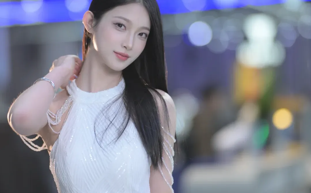 雾都变雨都，山城入画来。