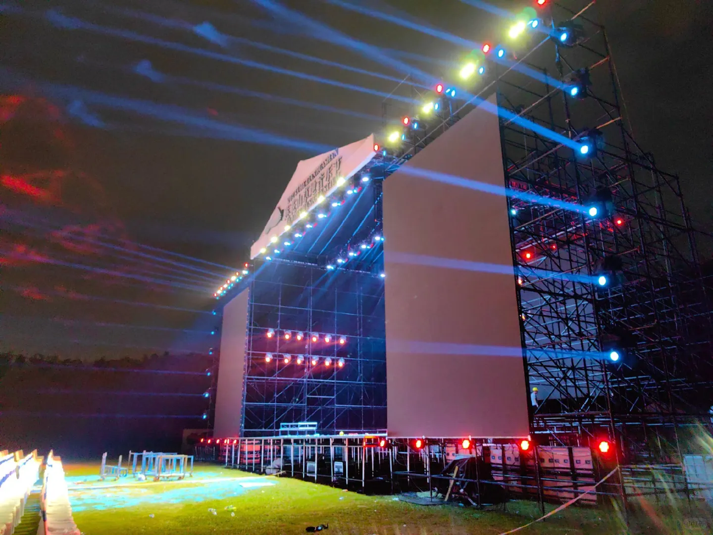 舞台背景墙、舞狮小丑、主持人、LED屏 年会