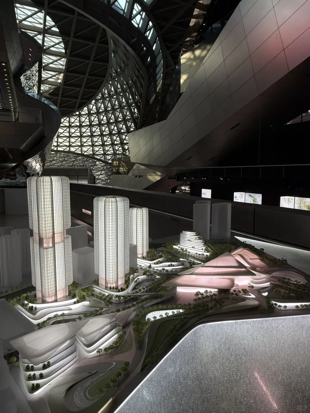 深圳新展|扎哈·哈迪德|线条与结构的狂想!