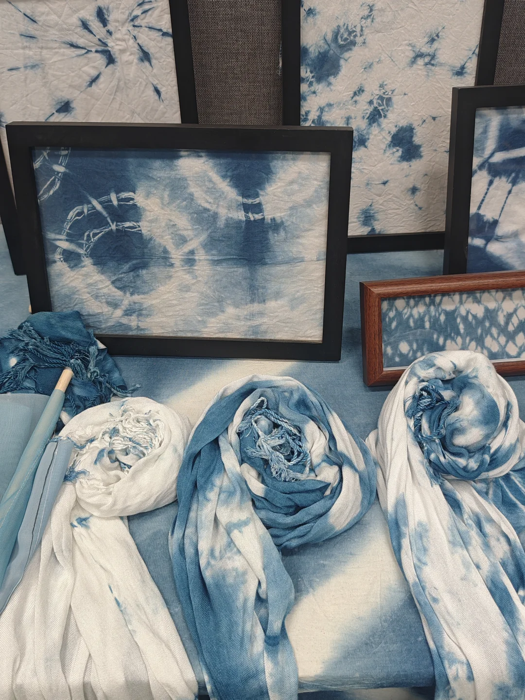 校园实训室的扎染展直接美到失语