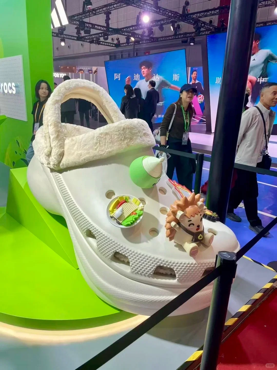 Crocs卡骆驰进博展台：「洞」见潮流新生态