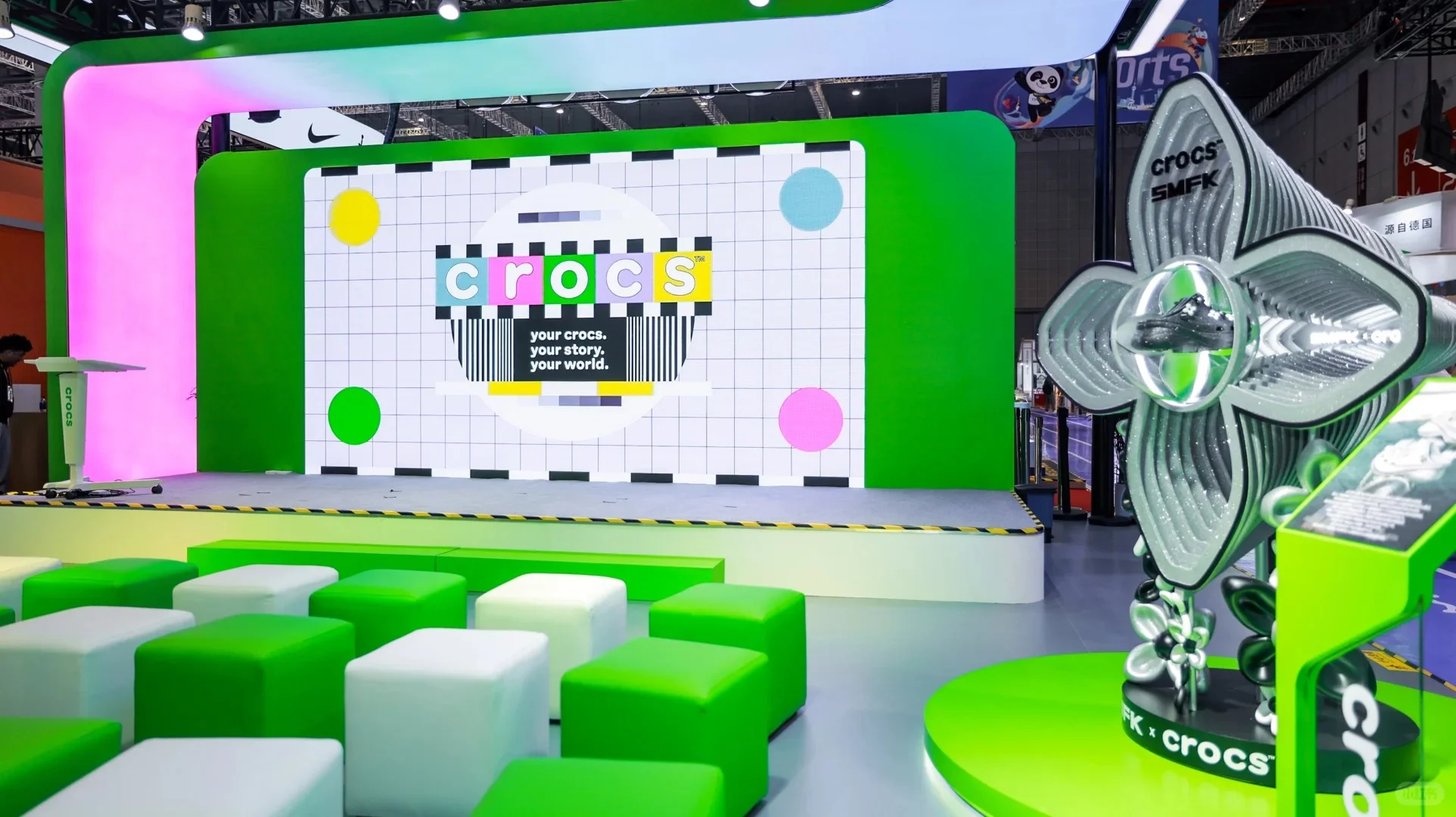 Crocs卡骆驰进博展台：「洞」见潮流新生态