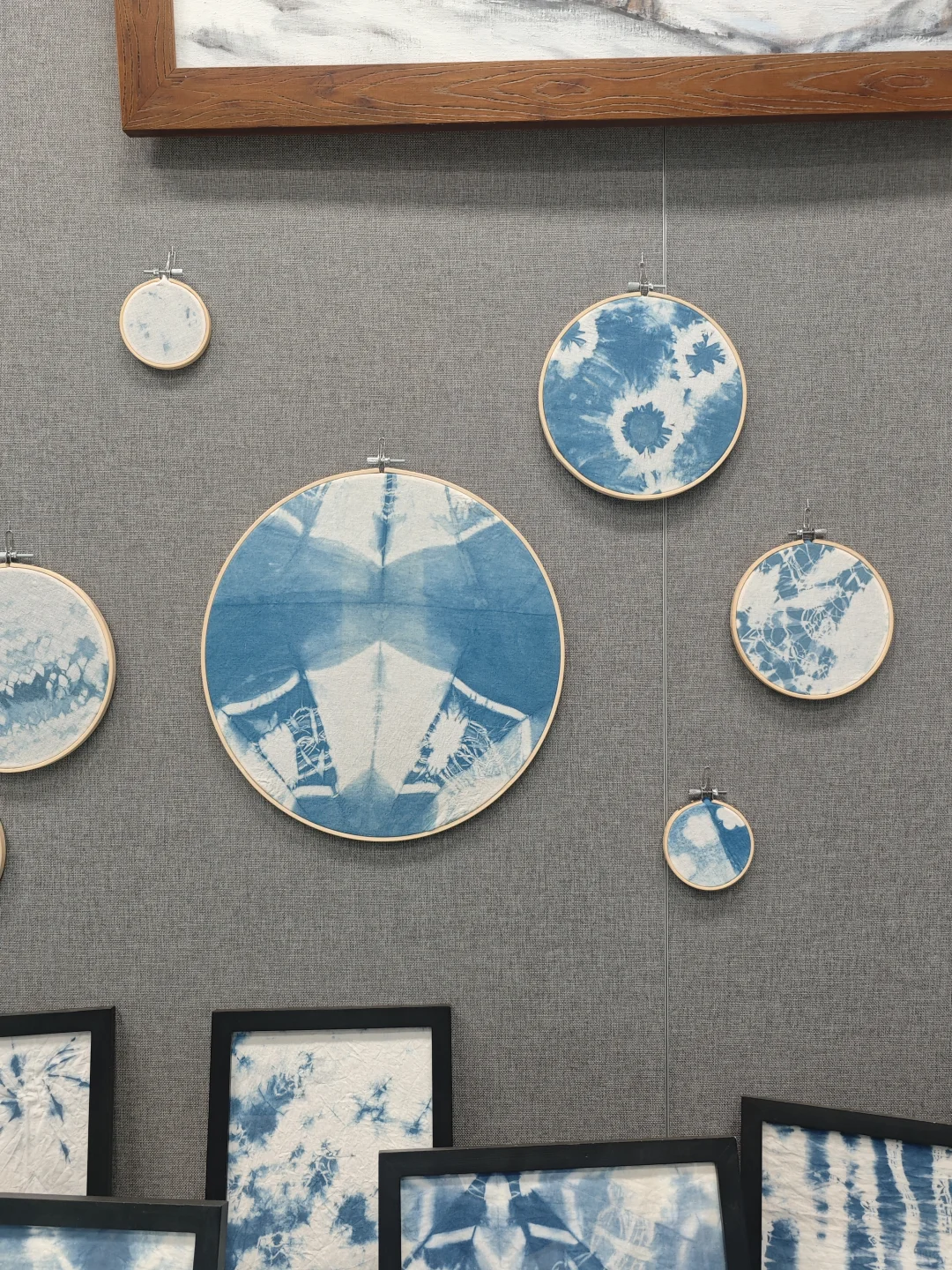 校园实训室的扎染展直接美到失语