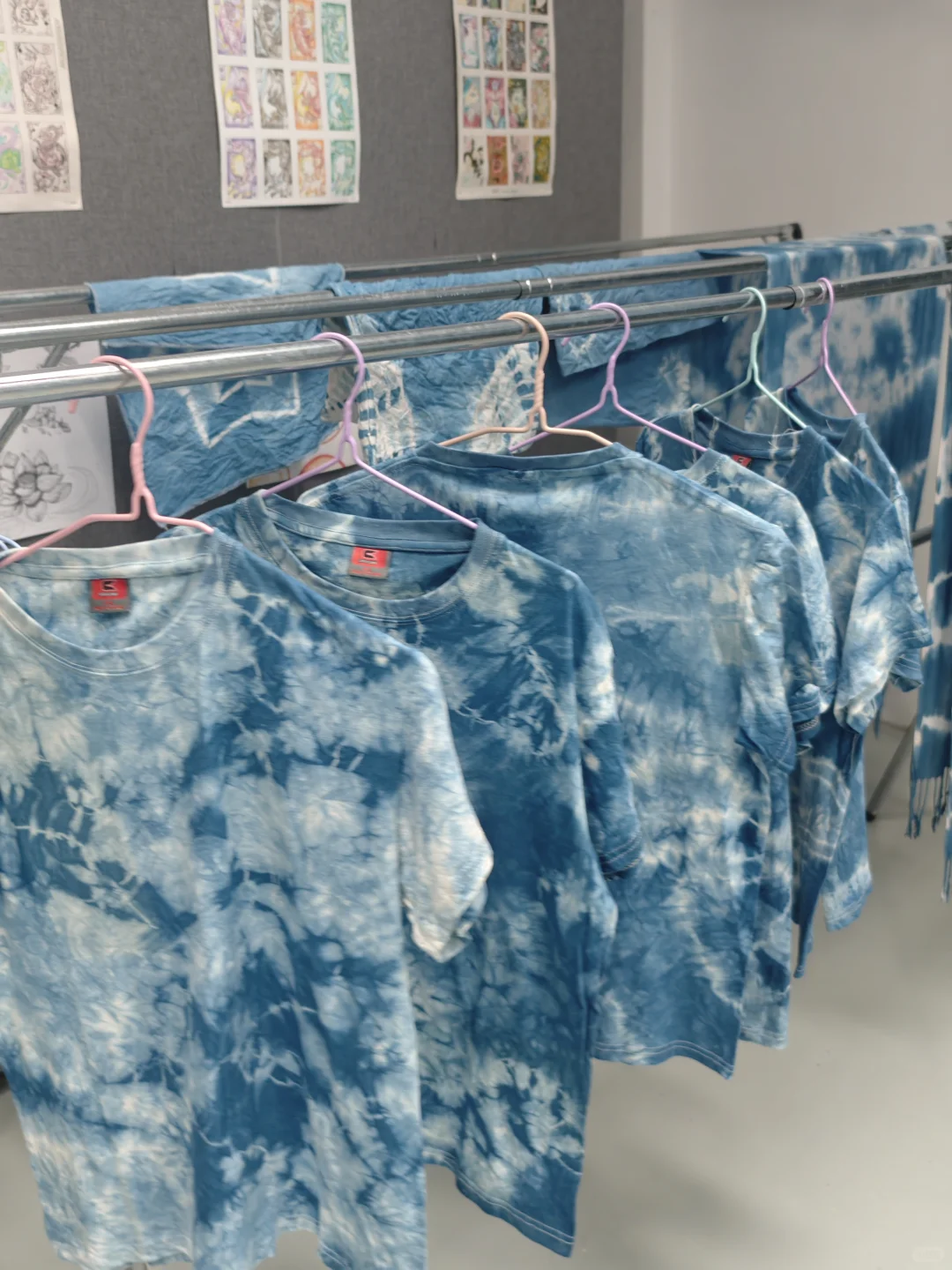 校园实训室的扎染展直接美到失语