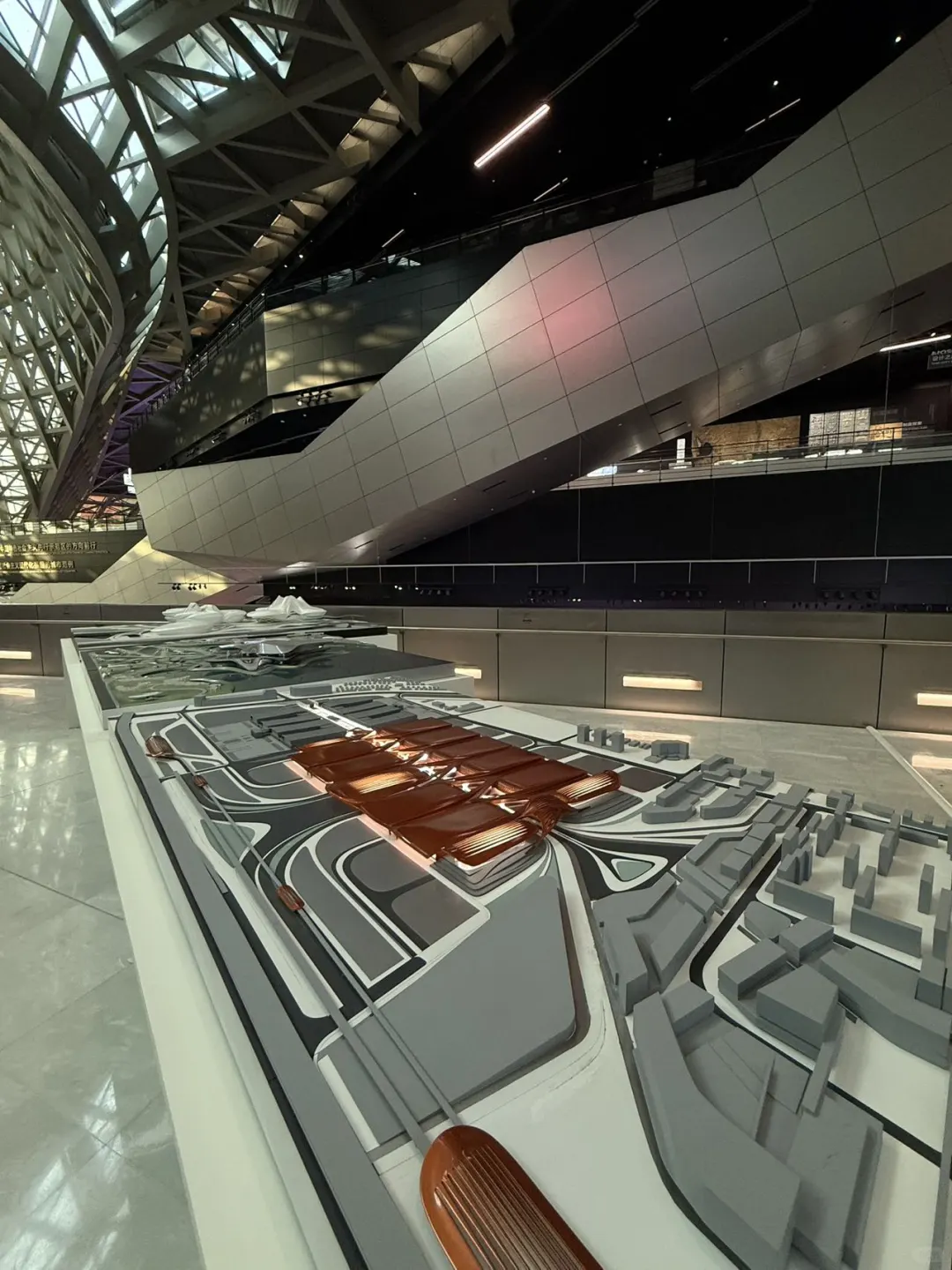 深圳新展|扎哈·哈迪德|线条与结构的狂想!