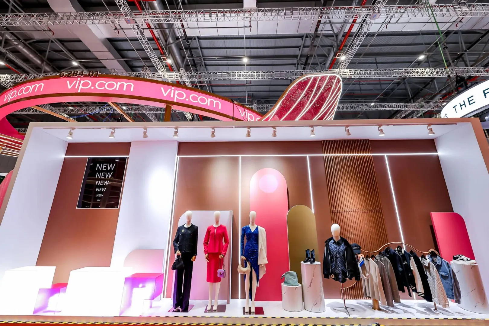 上海唯品会「线上奥莱」展馆为何刷屏？?