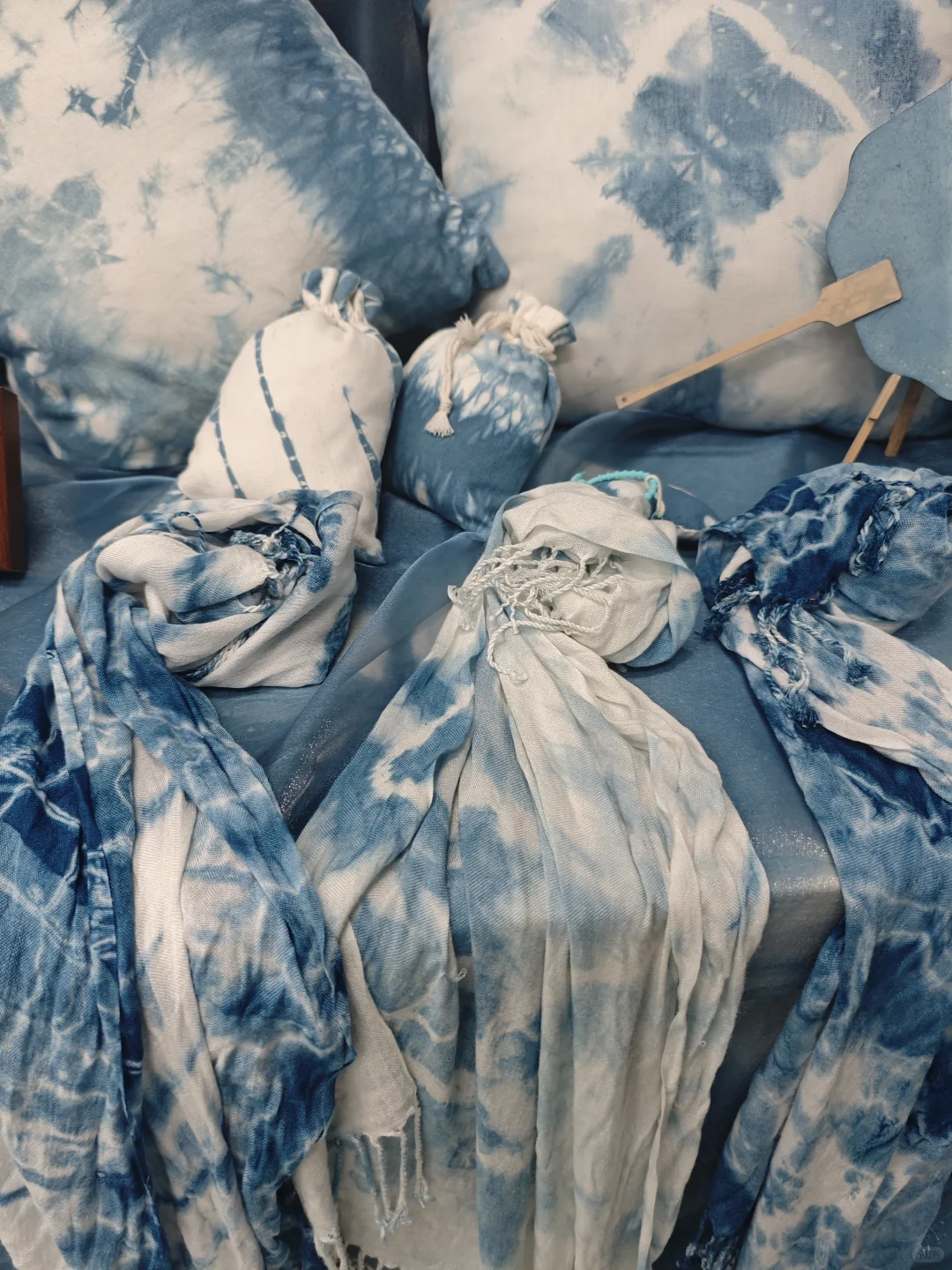 校园实训室的扎染展直接美到失语