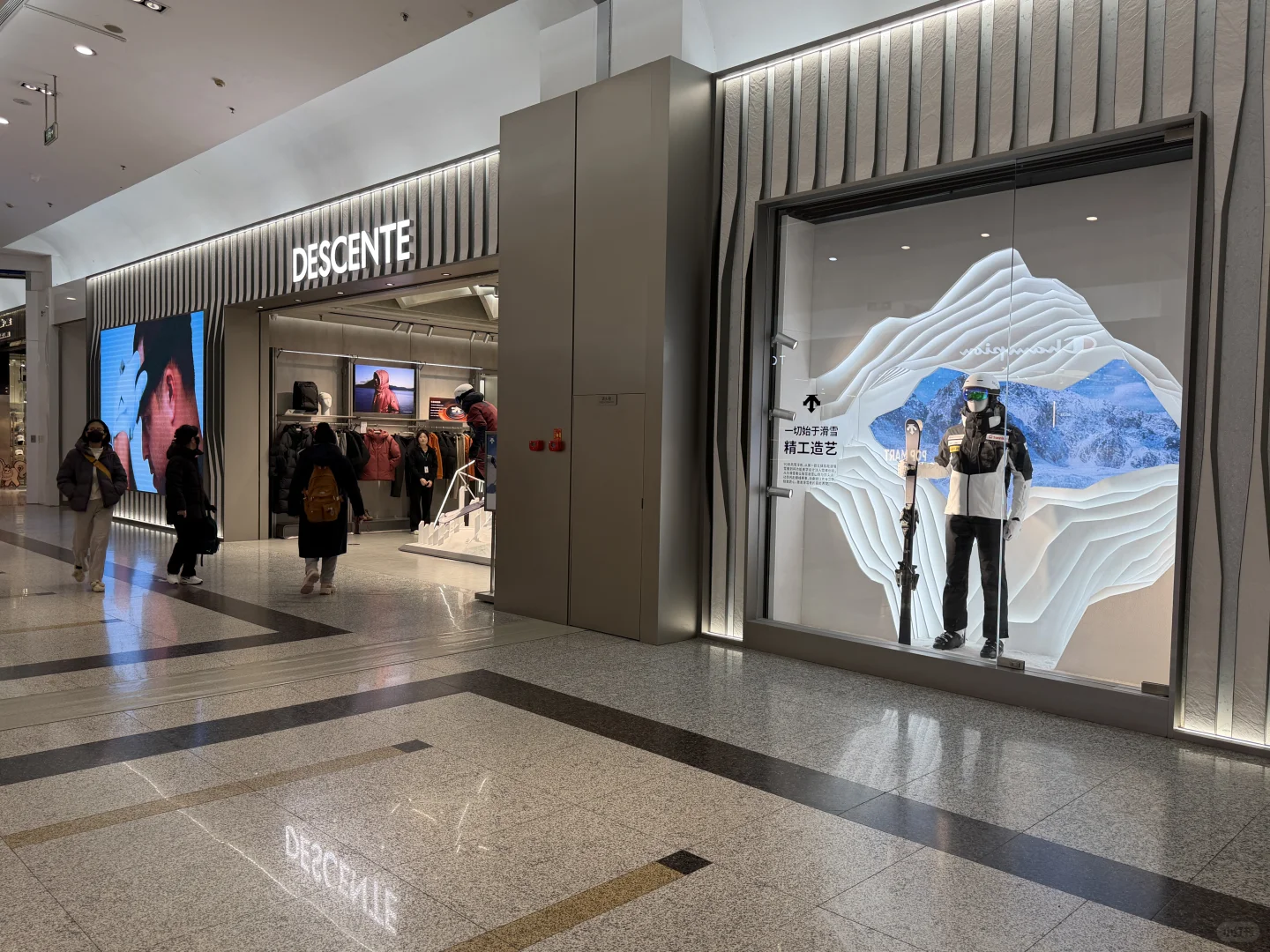 北京的购物中心户外品牌扛大旗了