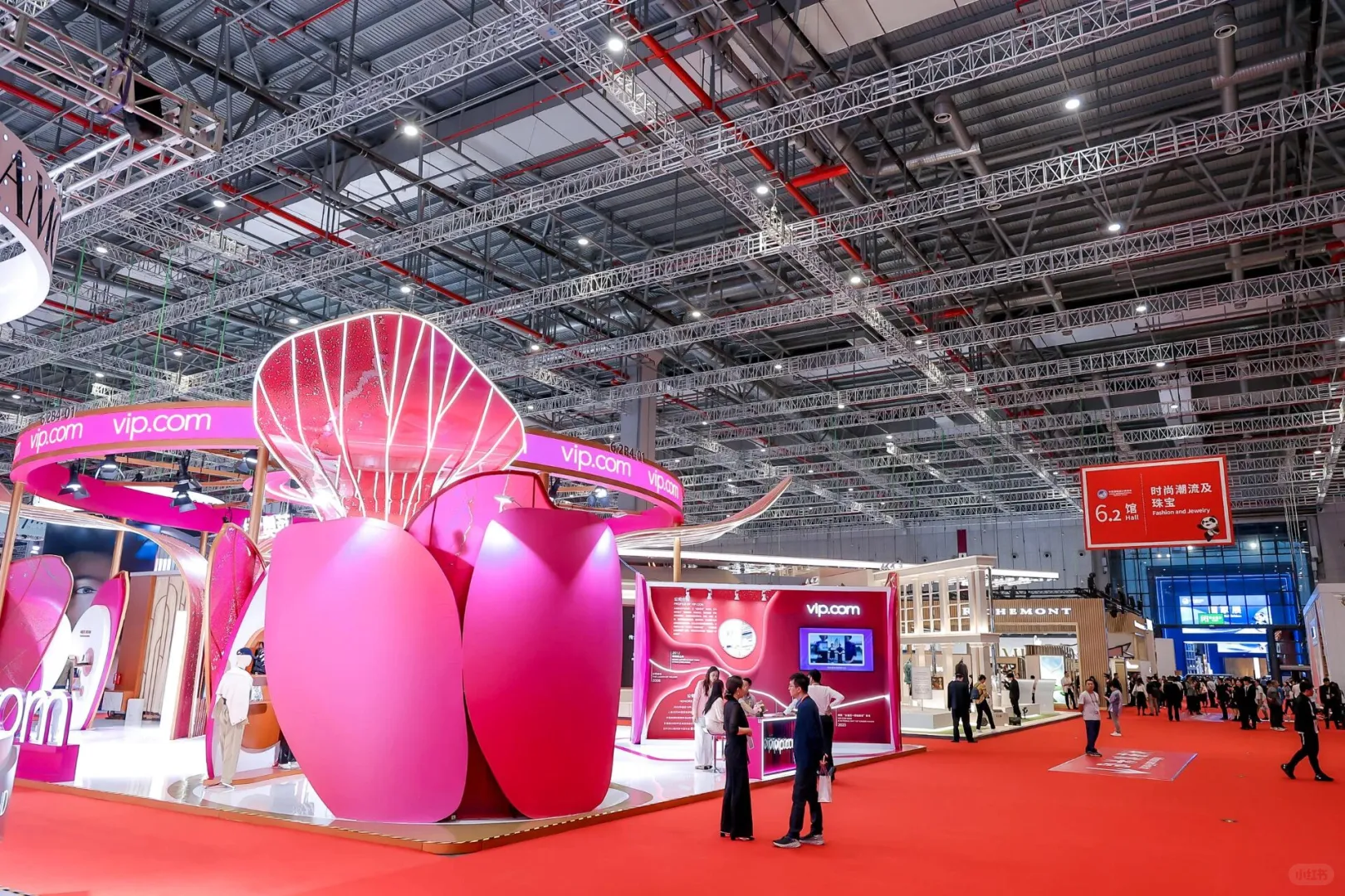 上海唯品会「线上奥莱」展馆为何刷屏？?